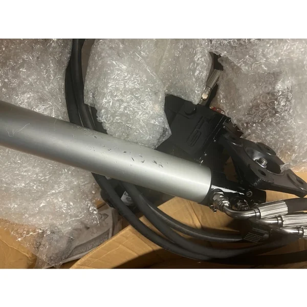 Lecomble et Schmitt Vérin hydraulique lineaire - 12Vcc, poussée 450kg OCCASION GRADE C