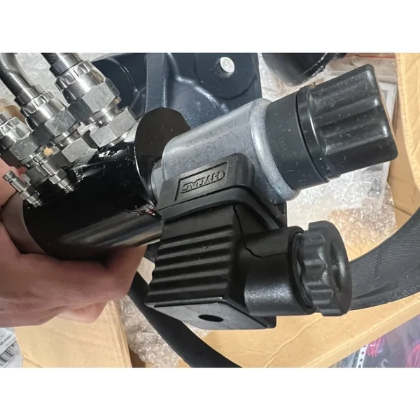 Lecomble et Schmitt Vérin hydraulique lineaire - 12Vcc, poussée 450kg OCCASION GRADE C